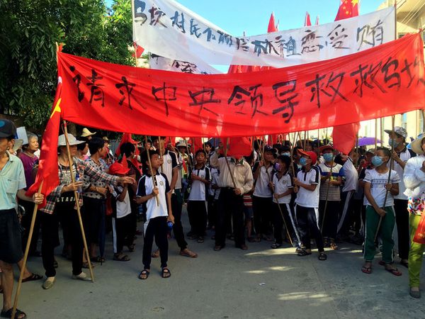 La vilaĝanoj de Wukan, en Ĉinio, manifestacias por defendi sian urbestron, la 22an de junio 2016. / Staff Reuters