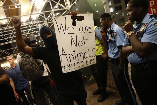 "Ni ne estas bestoj" - Protesta manifestacio post la morto de Keith Scott, en Charlotte, merkredon 21an de septembro. Brian Blanco / AFP
