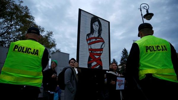 Manifestacio favore al rajto al aborto organizita fronte al la pola Parlamento, la 22an de septembro, en Varsovio. REUTERS/Kacper Pempel