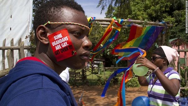 Ugando : la Geja Fiero disigita de la polico