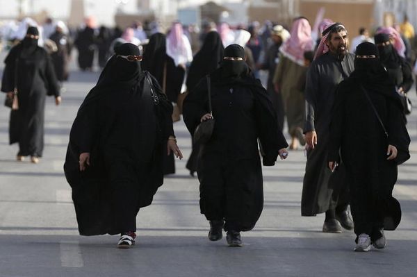 Saudaj virinoj en Rijado, la 8an de februaro 2016. PHOTO/ FAISAL AL NASSER / REUTERS