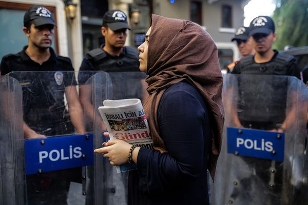 Depost la fiaskita puĉo pasintmonate, dekoj da miloj de Turkoj ne plu havas laboron aŭ estis malliberigitaj - AFP