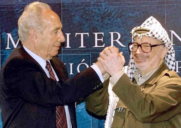 La isralea eks-prezidento Ŝimon Peres, apud la palestina eks-raiso Jaser Arafat, en 2001 en Majorko. Dani Cardona/Files