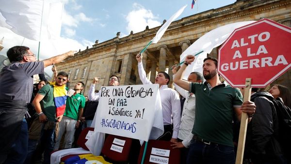 Manifestacioj de studentoj favore al paco kontraŭ la kongreso de Bogoto, la 3an de oktobro 2016. REUTERS/John Vizcaino
