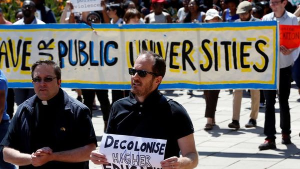 Vendredon 7an de oktobro sur la universitato areo de Wits, la prestiĝa universitato de Johanesburgo, instruistoj, aktivuloj pri homaj rajtoj kaj religiaj respondeculoj kuniĝis kun la studentoj. © REUTERS/Siphiwe Sibeko