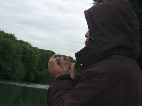 Thay se réjouissant d'une tasse de thé tout en regardant la Marne (septembre 2012)