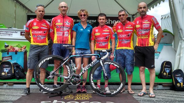 pose photo avec Amandine des magasins Sherpa devant le vélo de Samuel DUMOULIN