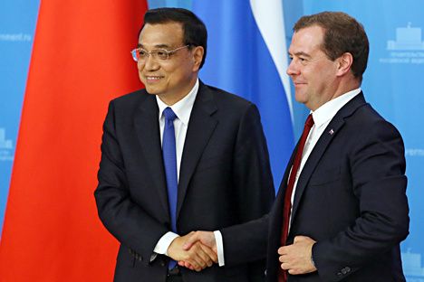 Les premiers ministres russe et chinois, Dmitri Medvedev et Li Keqiang, à l'issue de négociations à Moscou. Crédit : AP