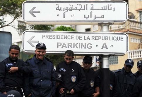 Rassemblement de policiers devant le palais de la présidence de la République, à Alger, le 15 octobre - AFP/Farouk Batiche