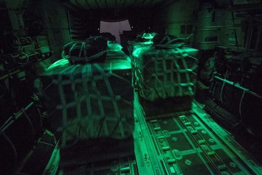 Trois avions cargos C-130 ont effectué plusieurs largages de matériel fourni par les autorités kurdes d'Irak pour permettre aux assiégés de résister à l'offensive du groupe Etat islamique (EI) contre la ville. | AFP/SENIOR AIRMAN MATTHEW BRUCH
