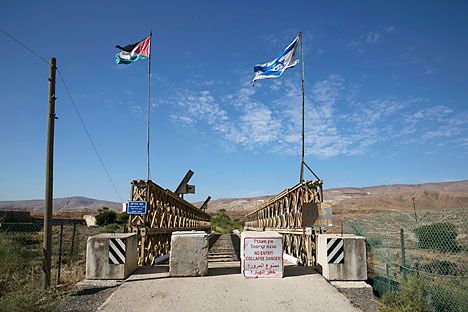 22 octobre 2014 : Les drapeaux nationaux de la Jordanie et d’Israël à Naharayim. Crédit : Reuters