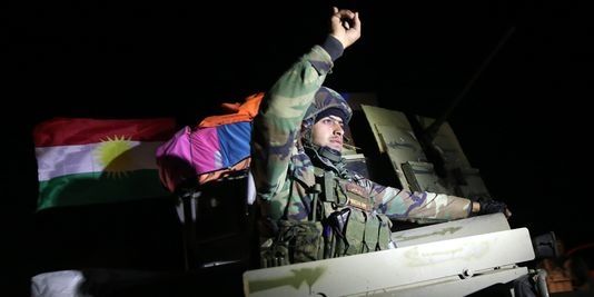 Appuyés par la coalition internationale, les combattants kurdes ont remporté une victoire importante sur les djihadistes de l'Etat islamique dans le nord de l'Irak. | AFP/SAFIN HAMED En savoir plus sur http://www.lemonde.fr/international/article/2014/12/21/en-irak-kurdes-et-yezidis-celebrent-la-fin-du-siege-du-mont-sinjar