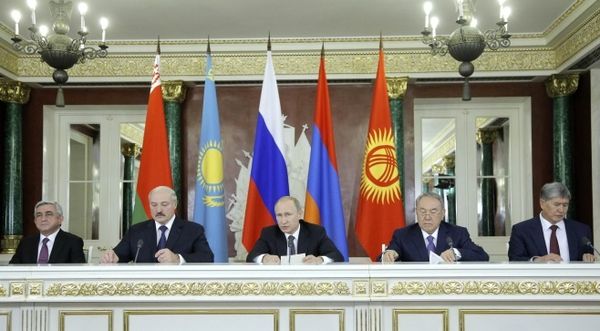 Armenia's President Serzh Sargsyan (L-R), Belarus President Alexander Lukashenko, Russia's President Vladimir Putin, Kazakhstan's President Nursultan Nazarbayev and Kyrgyzstan's President Almazbek Atambayev attend a news conference after a meeting of the Eurasian Economic Union at the Kremlin in Moscow, Dec. 23, 2014.Armenia's President Serzh Sargsyan (L-R), Belarus President Alexander Lukashenko, Russia's President Vladimir Putin, Kazakhstan's President Nursultan Nazarbayev and Kyrgyzstan's President Almazbek Atambayev attend a news conference after a meeting of the Eurasian Economic Union at the Kremlin in Moscow, Dec. 23, 2014.Armenia's President Serzh Sargsyan (L-R), Belarus President Alexander Lukashenko, Russia's President Vladimir Putin, Kazakhstan's President Nursultan Nazarbayev and Kyrgyzstan's President Almazbek Atambayev attend a news conference after a meeting of the Eurasian Economic Union at the Kremlin in Moscow, Dec. 23, 2014.
