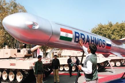 Un missile BrahMos pendant une exposition de défense à New Delhi