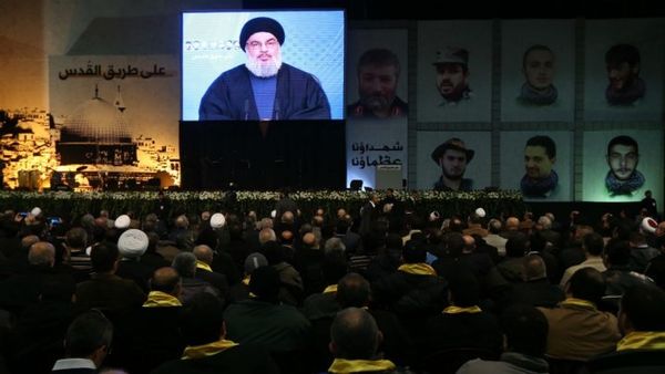 © Joseph Eid, AFP | Le chef du Hezbollah Hassan Nasrallah s'adresse à ses militants par écran géant pour rendre hommage aux victimes du raid israélien du 18 janvier, le 30 janvier 2015.