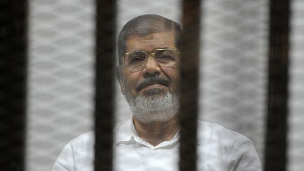 L'ancien président égyptien Mohamed Morsi, le 5 novembre 2014 au Caire lors d'une audience de son procès. AFP PHOTO / STR