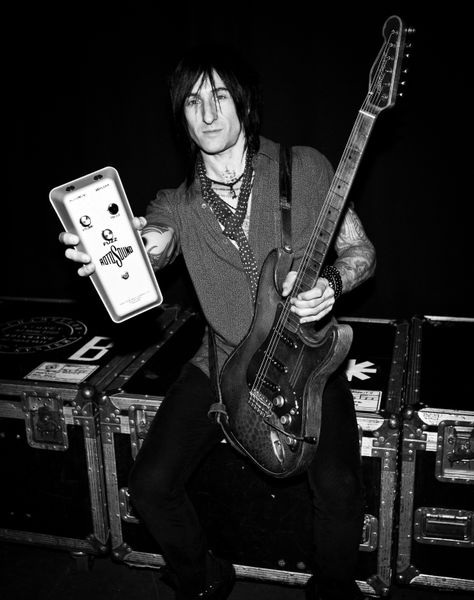 Richard Fortus s'entretien avec le journaliste Mitch Lafon à propos de GN'R