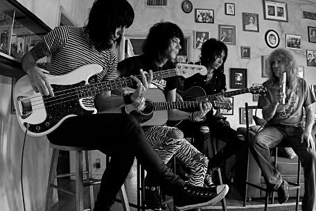 Adler enregistre une nouvelle chanson intitulé "Life Is Not Gonna"