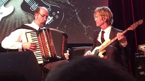 Duff McKagan et Krist Novoselic jam sur une étonnante reprise de "Sweet Child O' Mine"