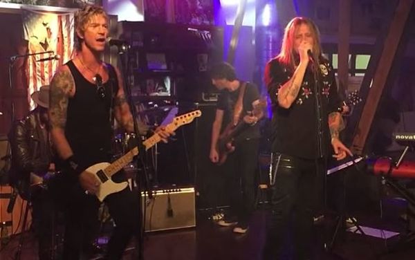 Duff McKagan & Sebastian Bach joue "Patience" de Guns N' Roses