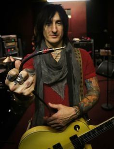 Selon Richard Fortus, Guns N' Roses tournera et publiera de la nouvelle musique en 2016