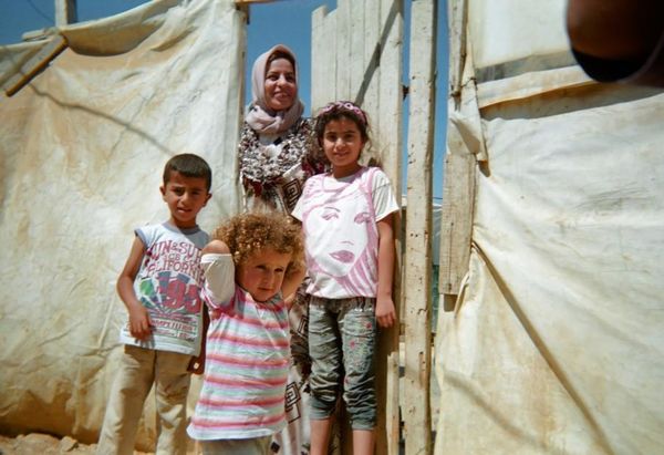 Une famille prend la pose devant l'objectif d'Abdel, 10 ans, dans un campement de la plaine de la Bekaa, dans l'est du Liban. UNICEF / ZAKIRA