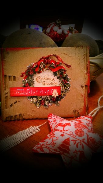Carte de noël: carton ondulé de récup', tags Pinterest et bouton en bois brut