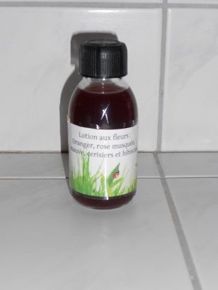 Lotion aux fleurs: oranger, rose musquée, mauve, hibiscus et cerisiers
