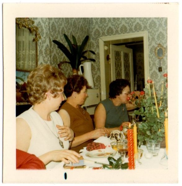 de gauche à droite, ma mère, ma grand-mère, et Tante Paulette