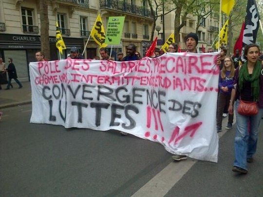 Les précaires mettent à profit la manifestation pour lancer une action. Ça déborde et ça rassemble !