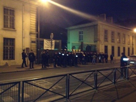 Les précaires mettent à profit la manifestation pour lancer une action. Ça déborde et ça rassemble !