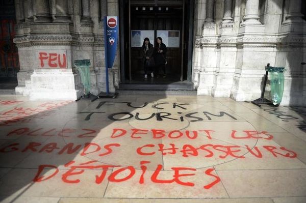 Profanata la Basilica del Sacro Cuore - Vandali in azione a Parigi