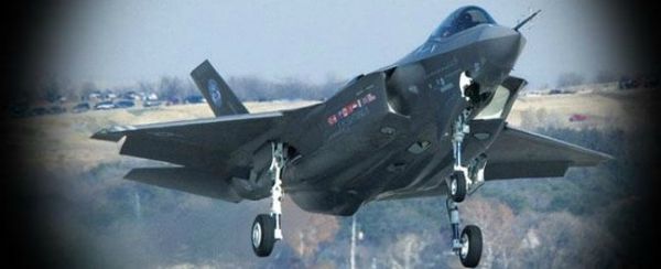 Difesa, nel Libro Bianco non c’è il taglio degli F35. “Pinotti ha mentito, si dimetta”