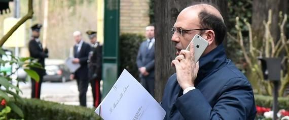 Angelino Alfano ministro dell’Interno è indagato per abuso d'ufficio dalla procura di Roma