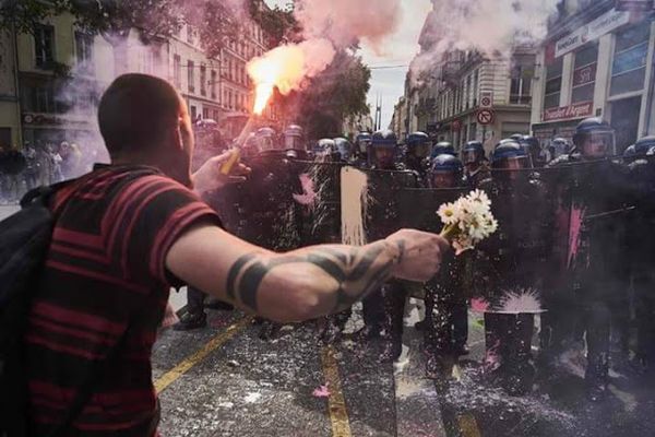 Parigi : Un’immagine che passerà alla storia o è la storia stessa che si ripete?