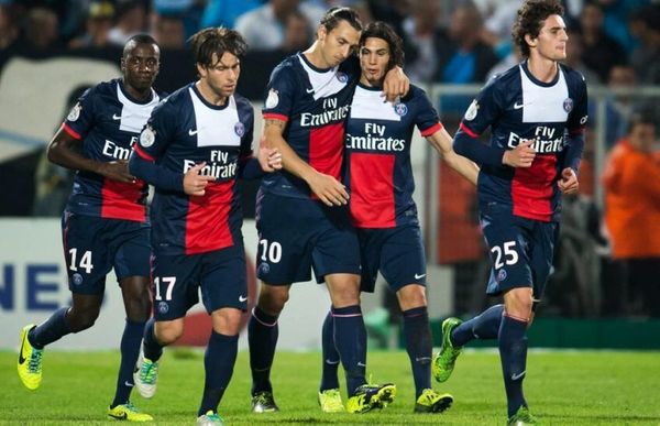 Quand les footballeurs menacent de faire grève devant le projet de taxe à 75%: le président Hollande reste inflexible et renvoie ces pauvres millionnaires dans les buts