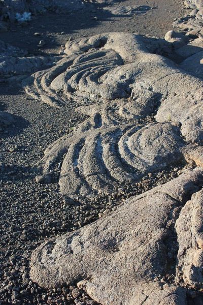 Seuls face au volcan...