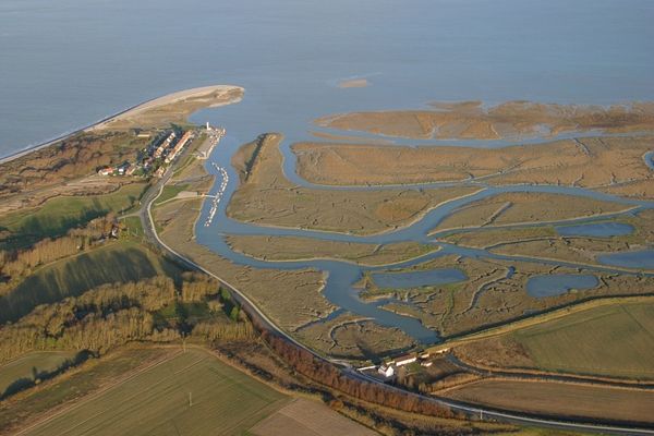 En haut à gauche, la pointe du Hourdel, marée basse