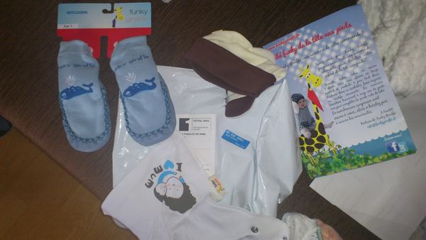 Bonnet, Chaussons, Bavoir-Bandana : Quand Bébé teste les nouveaux produits de Funky Girafe