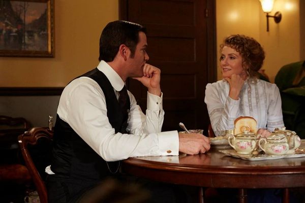 Yannick Bisson Hélène Joy dans Murdoch Mysteries