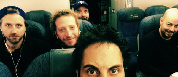 Jonny Harris et l'équipe Still Standing