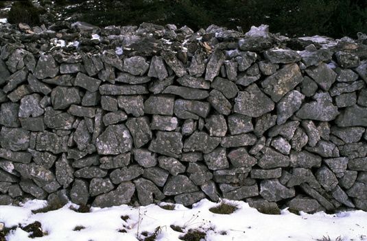 Mur de pierres grises