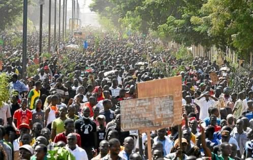 Un million de burkinabés dans la rue. Notre ami le dictateur Blaise Compaoré, assassin de Sankara, chassé du pouvoir !