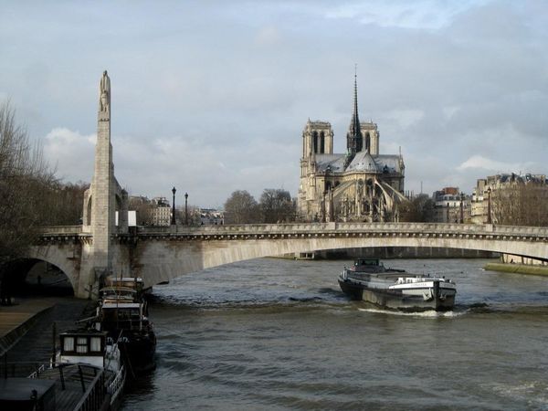 Pont de la Tournelle et statue de Ste Geneviève, en arrière plan Notre Dame