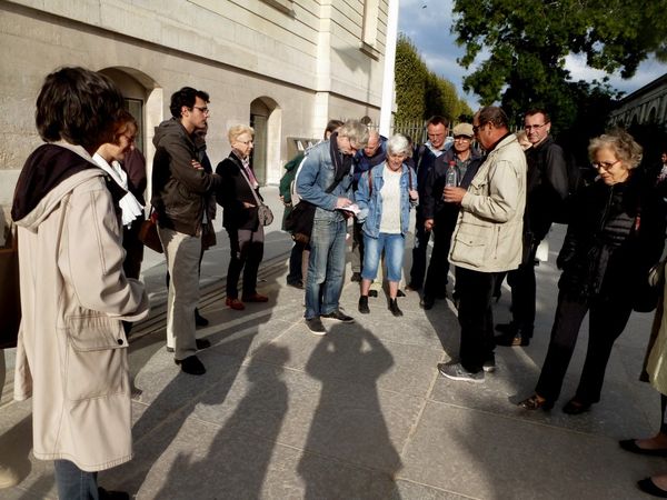 Devant la grande galerie, le dallage à ammonites