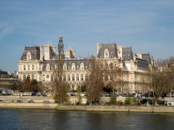 L'(Hôtel de Ville, un bel édifice chargé d'histoire et riches en matériaux géologiques