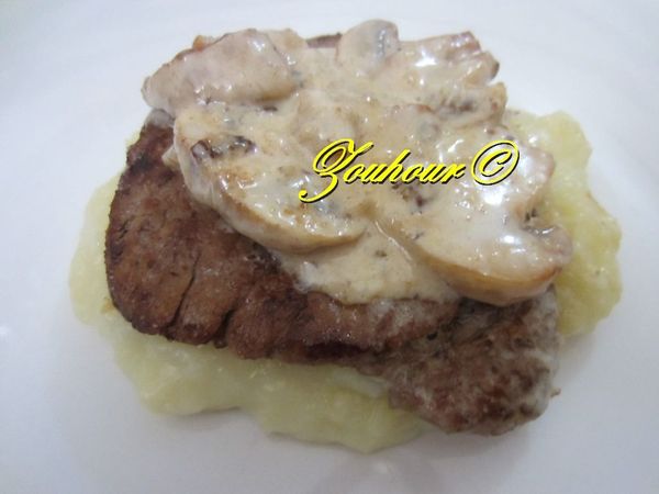 Steaks aux champignons. Steaks with mushrooms