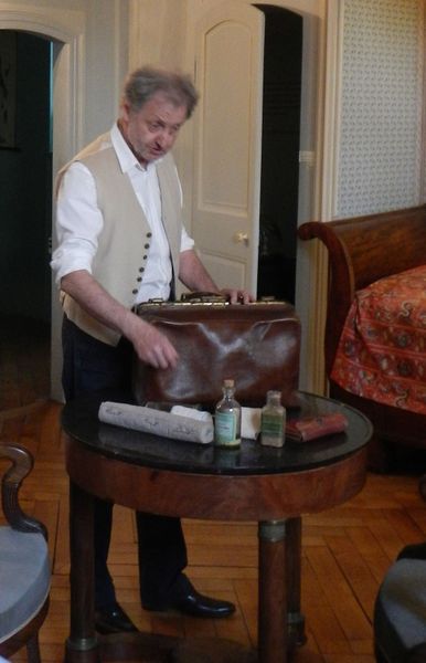 « Gustave est dans sa chambre » …. et dans ses murs !