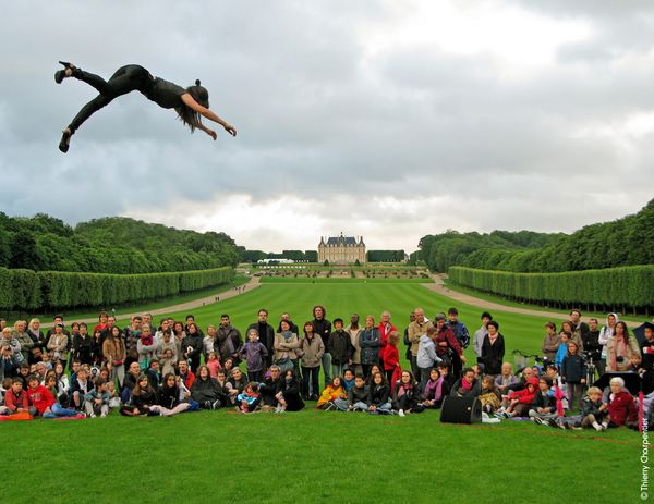 Marie Fonte en lévitation au Parc de Sceaux