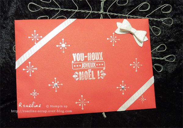 Enveloppe rouge Stampin'up , avec "sourire de fin d'année", la perforatrice noeud
